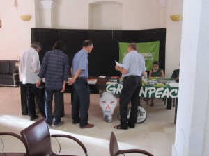 gli attivisti di Greenpeace di Lecce e curiosi al tavolo