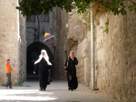Un aquilone con i colori della pace, un simbolo di speranza per le strade di Hebron.