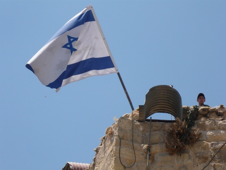 un militare israeliano di guardia su un tetto a Hebron