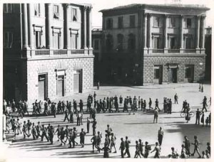  Partigiani attraversano piazza Beccaria per ricongiungersi alle forze alleate e continuare la Liberazione verso il Mugnone e oltre Firenze © Istituto Storico della Resistenza Firenz