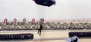 Une parade de l'Armée égyptienne, organisée en 1998 dans le désert de l'Est du pays. © REUTERS.