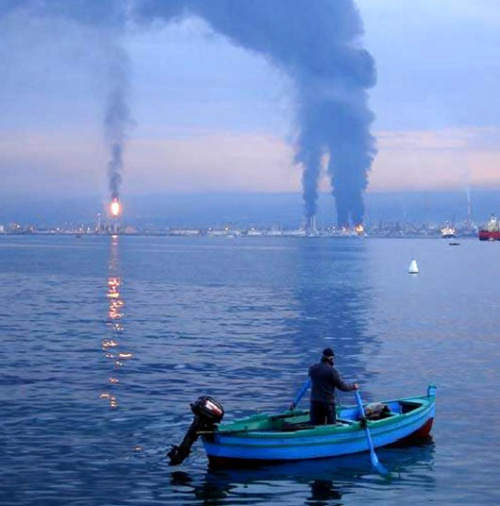 I centri del triangolo: migrazione e neocolonialismo in Sicilia