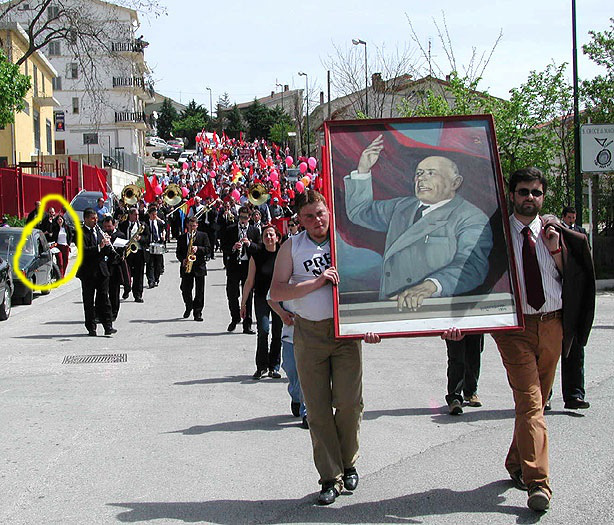 1 maggio 2003 a Santa Croce. Quello nel cerchio giallo sono io (foto di Giacomo Barberio, santacroceonline.com)