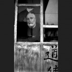 003-Tito-dietro-alla-finestr